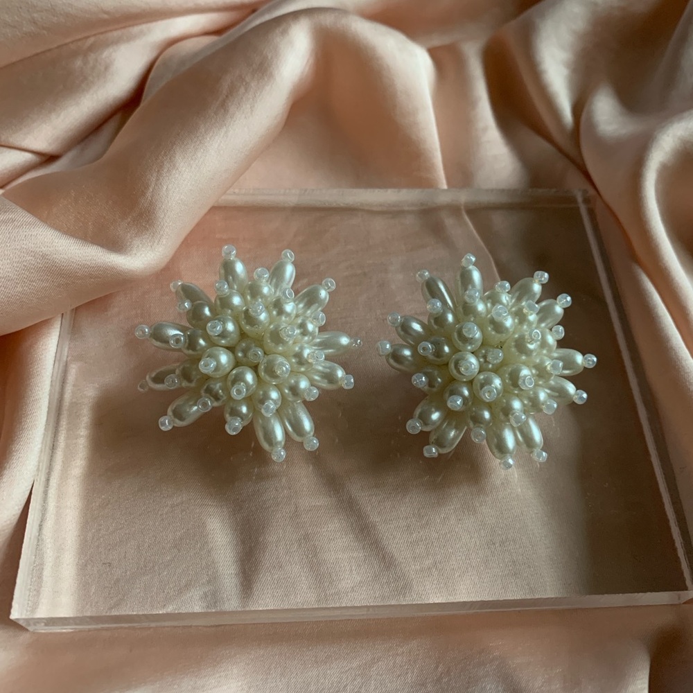 Vintage Gold Toned White Beaded Pearl Flower Bridal Earrings 80s 90s Clip on